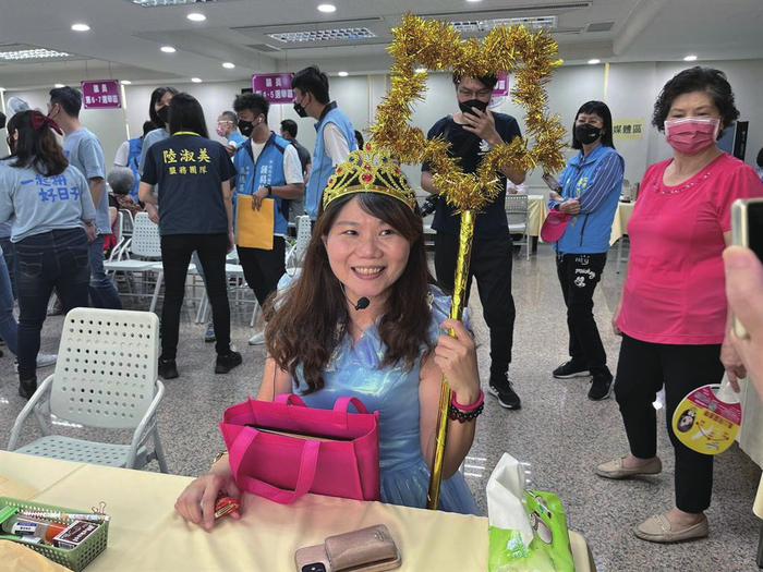 为了在“九合一”选举登记时吸引眼球，参选人各出“奇招”。国民党高雄市议员李雅静穿着仙女装，手持星星棒要“点亮凤山”。