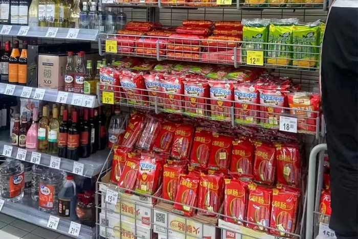 超市货架上的火腿肠&nbsp;图片来源：成都希望食品供图
