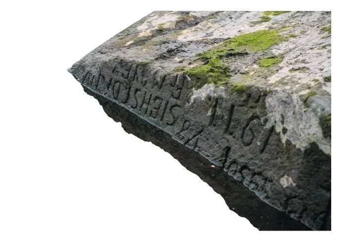 捷克拉贝河畔乌斯季州杰钦，干旱导致“饥饿石”重出水面