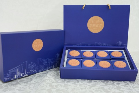 “仁间月色”月饼以仁济蓝作为底色衬托明亮月色。仁济医院 供图