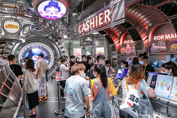 南京路上又迎潮流首店!泡泡玛特全球旗舰店启幕,为线下消费注入新活力_手机新浪网