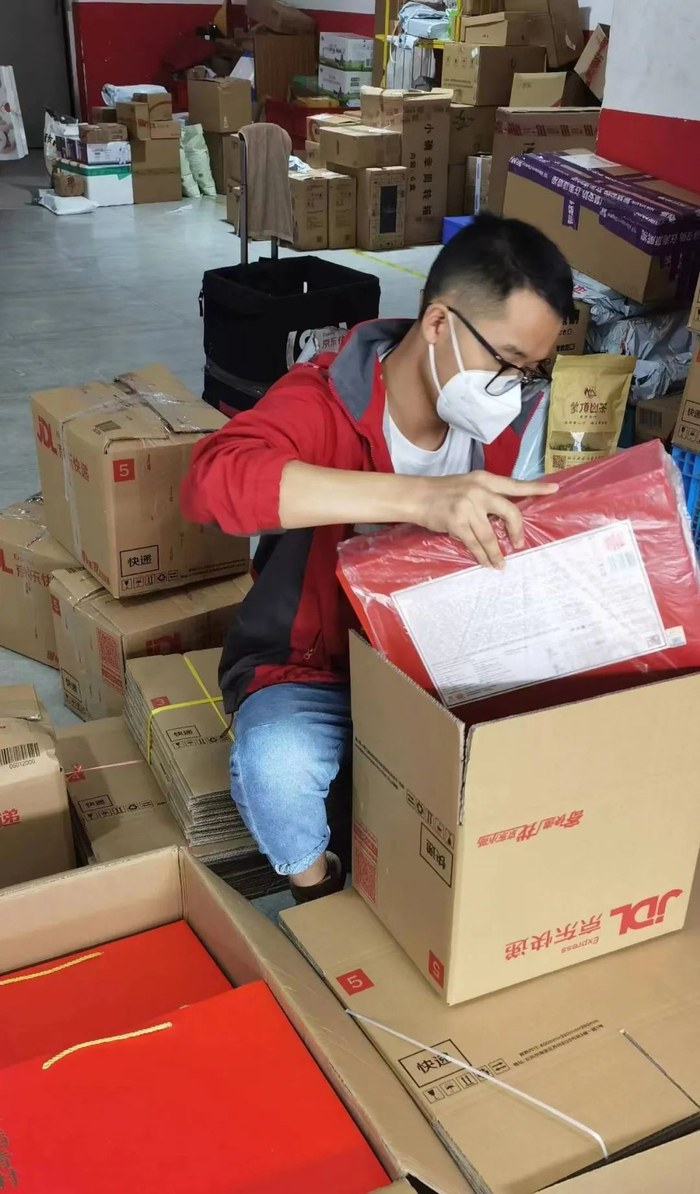 彭友洪正在封装包裹&nbsp;图片来源：受访者供图