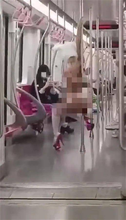 上海地铁6号线车厢内，一女乘客仅穿着内衣供同伴拍照。