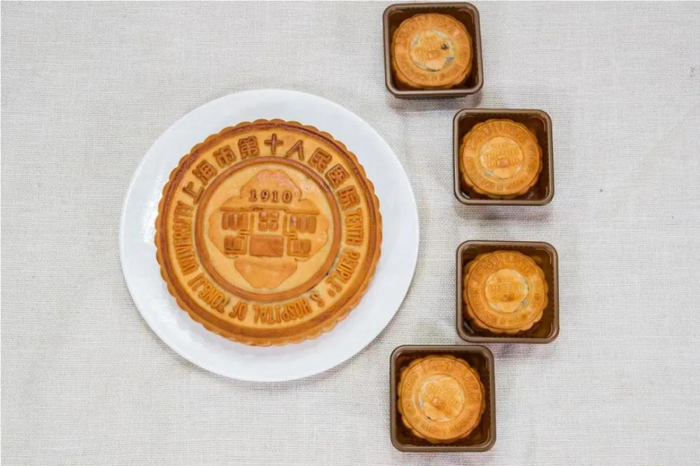 上海市第十人民医院推出的2022年中秋月饼。上海市第十人民医院 供图