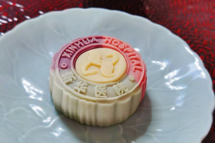 雪媚娘流心月饼，采用四色桃山皮制作。新华医院 供图