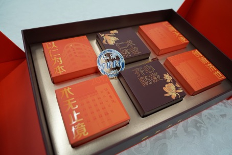 “月宴中秋”定制月饼。 仁济医院 供图