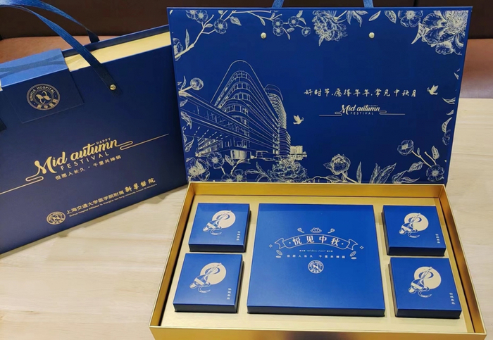 上海新华医院2022年中秋月饼的包装盒采用了“新华蓝”以及新儿科综合楼的造型为图案。 医院 供图