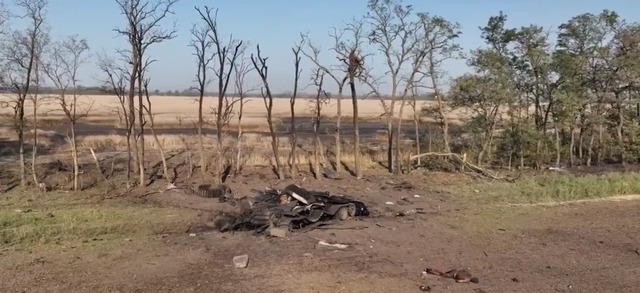 一辆碎掉的乌军波兰T-72M1坦克和乘坐M113准备参与冲击的乌机械化步兵 图源：社交媒体