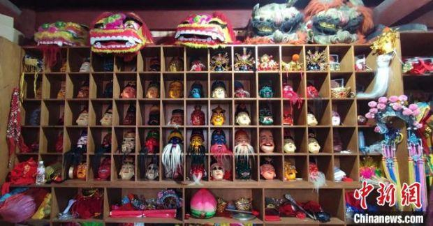 图为周昌智表演福泉阳戏的木雕面具。　刘美伶　摄