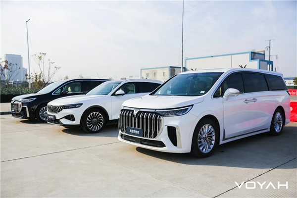 岚图FREE（中）、岚图梦想家（左、右）