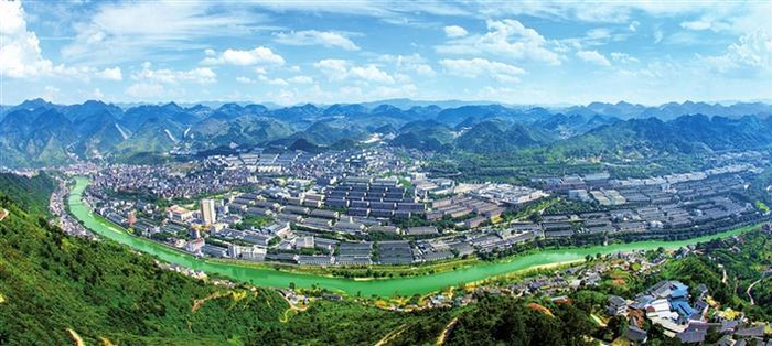     茅台酒厂俯瞰  金 石  摄    