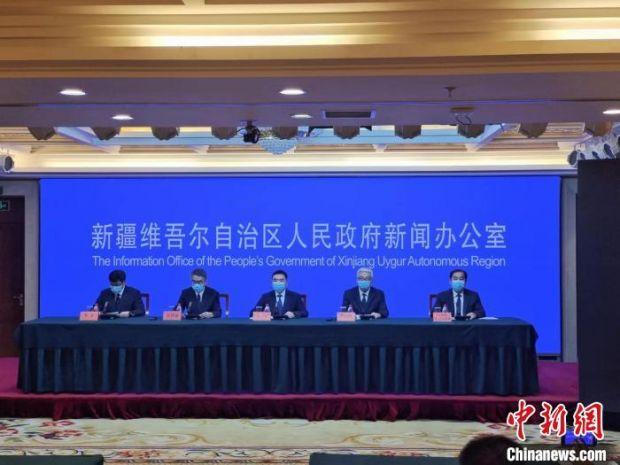 新疆维吾尔自治区人民政府新闻办公室9月3日晚间召开疫情防控新闻发布会。　张乾 摄