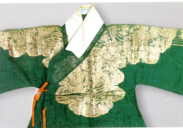 明代暗绿织金纱通肩如意纹女衫细节图。注意，金纹是金线织成的，并非绣花（图片来源：山东曲阜孔子博物馆）