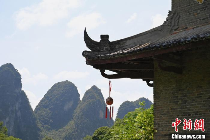 　　旧州景区古建筑上挂着绣球。　王以照 摄