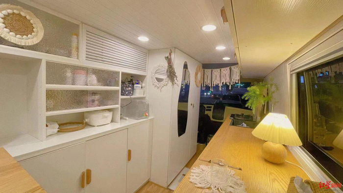 ↑改装后的房车内部。受访者供图