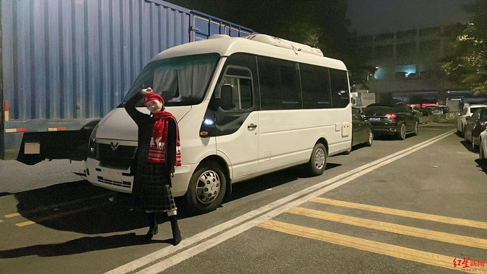 ↑胡安媛与房车的合影。受访者供图