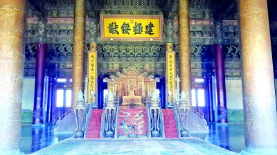     匾额楹联也是故宫文学的重要内容。图为故宫太和殿。本报记者 李韵摄/光明图片