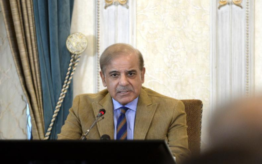 8月30日，在巴基斯坦首都伊斯兰堡总理府，巴总理夏巴兹·谢里夫在记者会上发言。