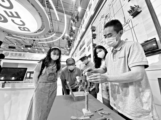 　　工程建筑专题展现场，古建专家现场为观众“揭秘”中轴线上古建修缮的匠作技艺。 本报记者 潘之望 摄