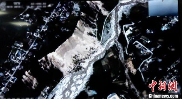 震区受损的山体和道路等。　腾盾科创供图