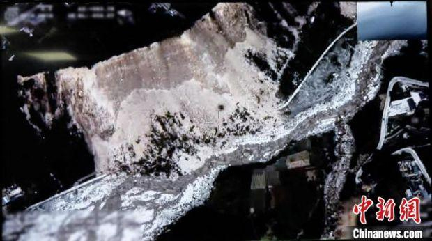 航拍地震中受损的山体。　腾盾科创供图