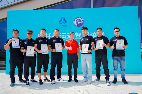 　　国家体育总局水上运动中心副主任陈春新先生为BRP骑行学院教官颁发摩托艇技能教练员证书