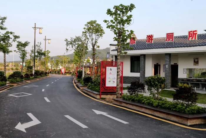 △新丰县马头镇潭石村的旅游公厕干净整洁。张伟 摄