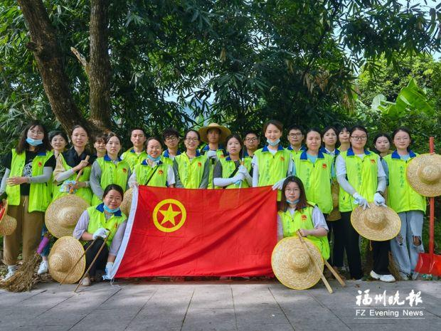 闽侯“河小禹”青年志愿者开展“护河爱水，清洁家园”行动。闽侯团县委供图