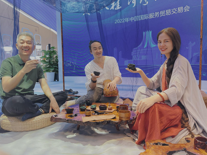 服贸会广西展台前，现场观众在把玩、体验各种手工漆器。  新京报记者 陈琳 摄