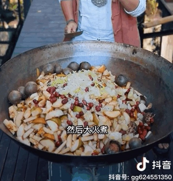 　　锅锅制作秋梨膏