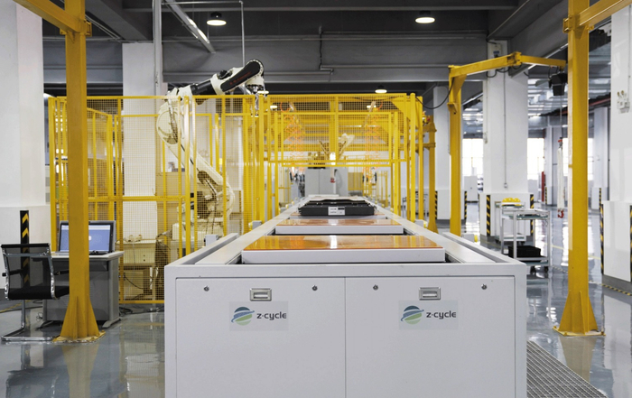 （伟翔众翼示范工厂内拆解线）