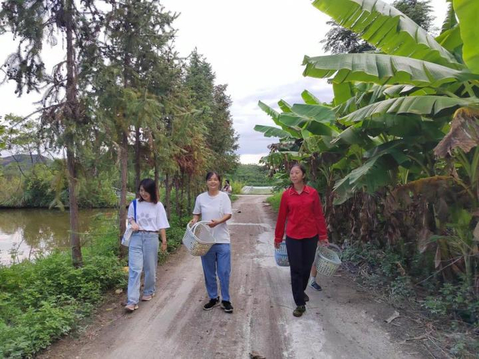 　　图注：公益真探徐颖探访乡村果园项目地