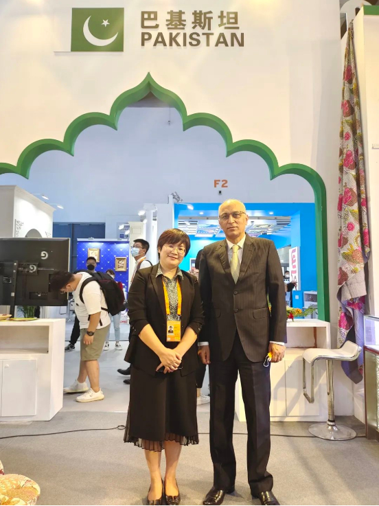 　　图为滕翠金女士与巴基斯坦驻华大使合影
