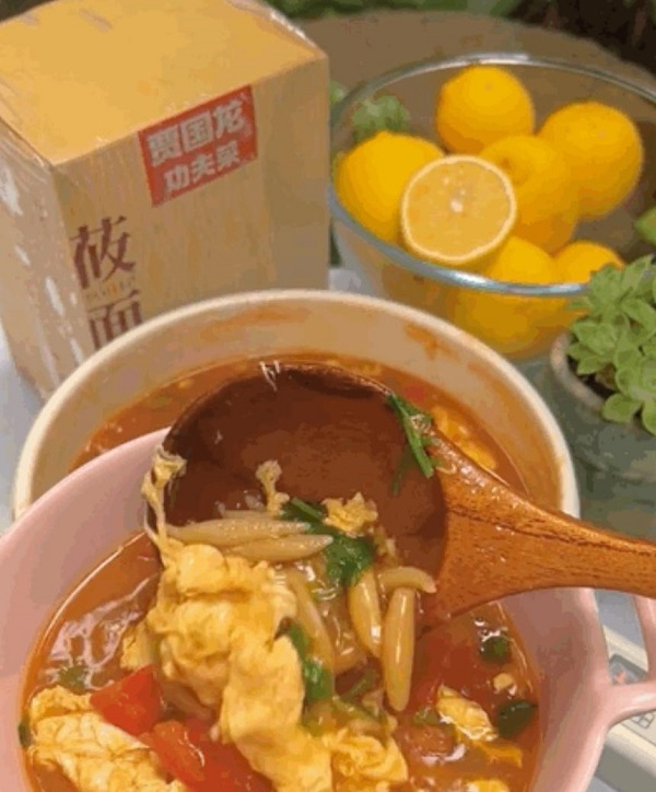 　　锅锅给家人们制作的西红柿面鱼