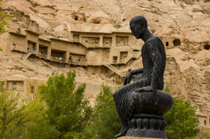 　克孜尔石窟位于新疆拜城县克孜尔乡东南7公里明屋塔格山的断崖上