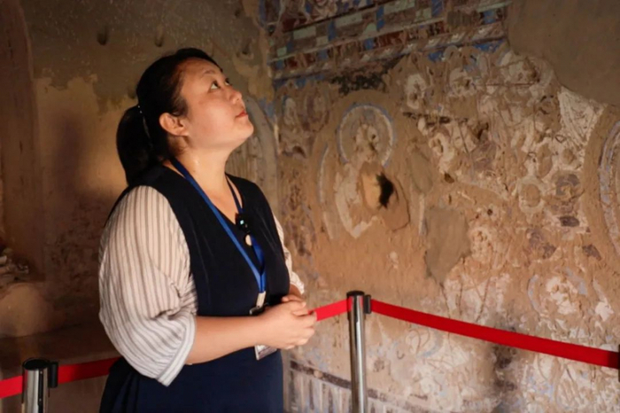 　张婷在讲解克孜尔石窟38窟的壁画