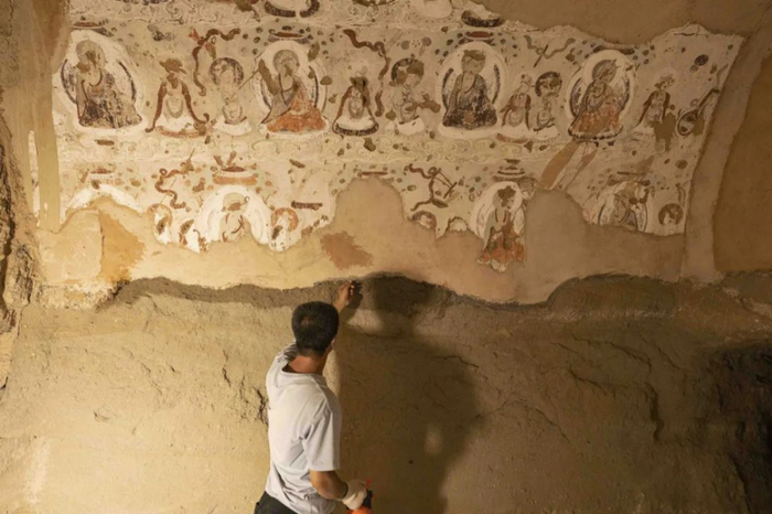 　研究所的修复师正在养护石窟