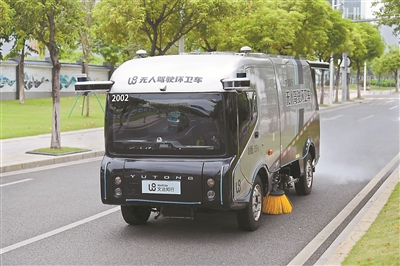 全无人驾驶环卫车在进行路面清洁作业。 广州日报全媒体记者杨耀烨摄