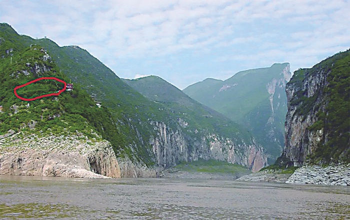     ▼瞿塘峡西口的老关庙遗址（红圈处）