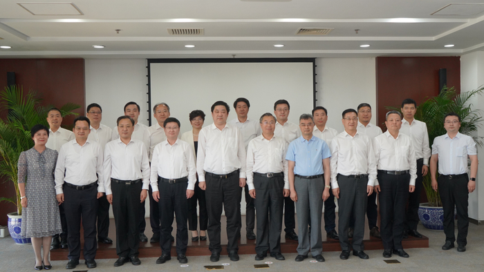 无锡市有关单位，集团相关业务板块和总部相关部门参与会谈及签约。