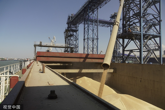 俄罗斯正在努力履行对国际市场的粮食供应义务。图为在俄罗斯罗斯托夫港口，一艘货船在装载小麦。（视觉中国）