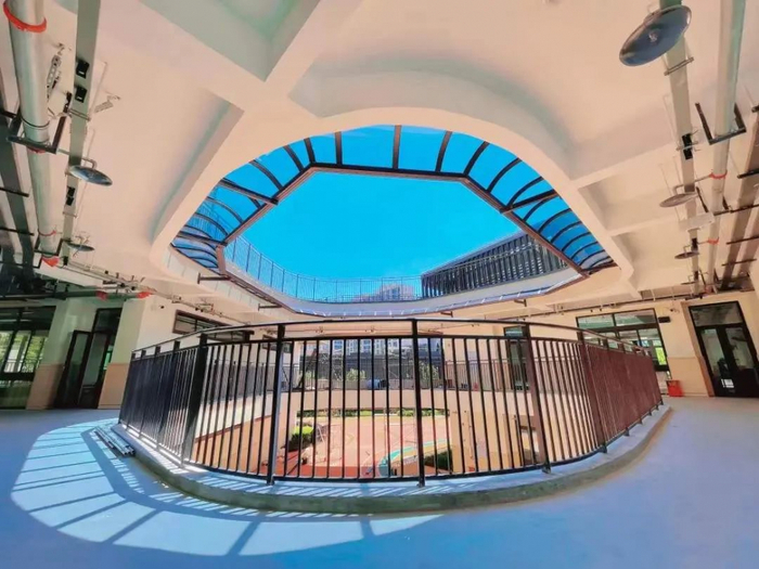 ▲拥抱蓝天，和云朵宝宝做游戏