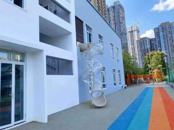 ▲有趣的下行滑梯