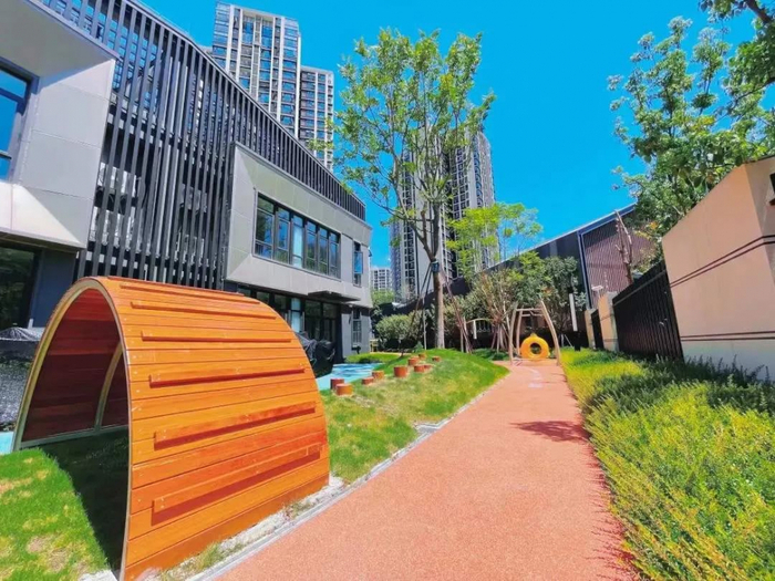 ▲和我一起钻山洞，跨草地，多有趣！