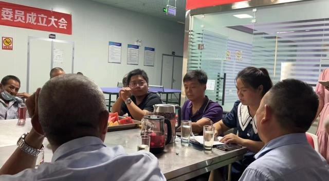 刘元杰参与新疆尉犁县蜂业协会座谈会。受访者供图