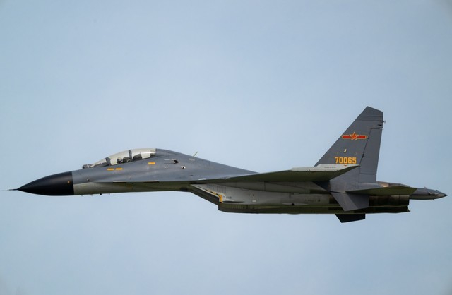 歼11BS战斗机阴雨天低空通场