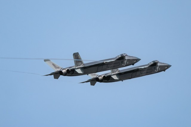 歼20第四代隐身战斗机双机通场