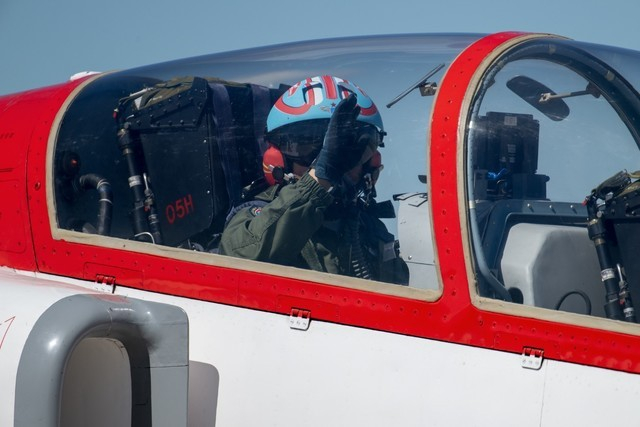 红鹰表演队K8教练机滑行道上极近距离向观众招手