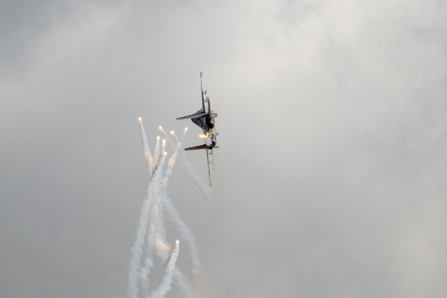 尾追视角歼16水平盘旋发射干扰弹