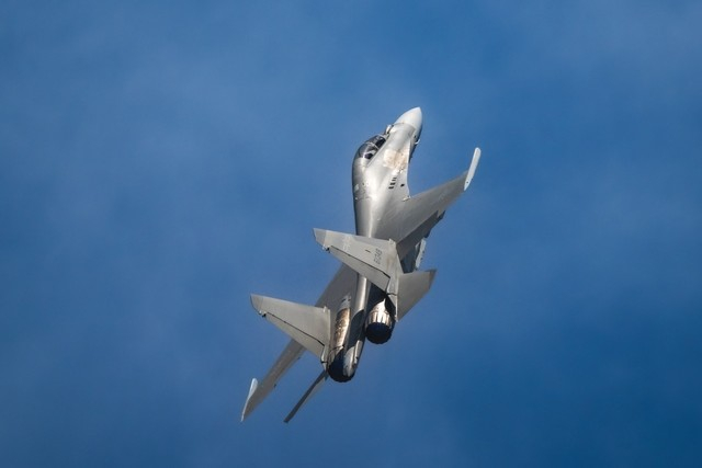 歼16三代半战斗机开加力垂直爬升图片经过大幅裁切